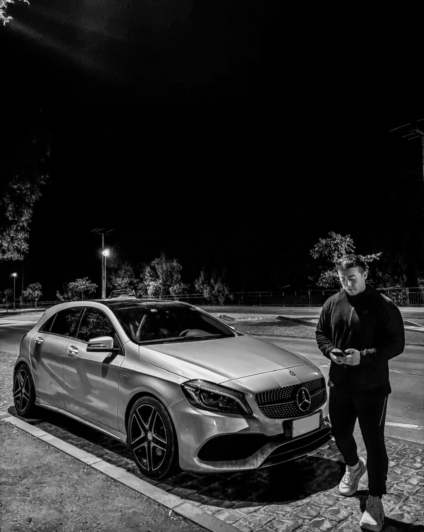 Mario junto a su vehículo en sesión nocturna