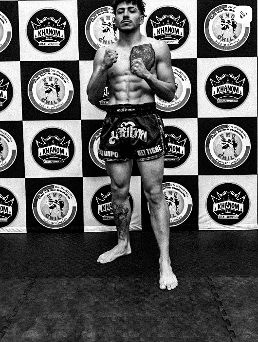 Atleta de Muay Thai preparado para competencia