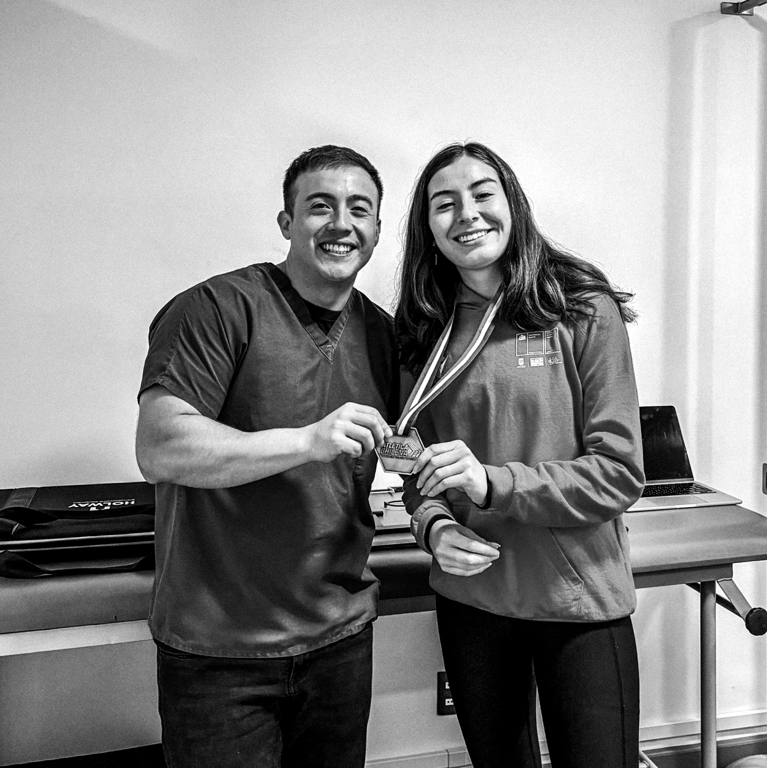 Mario junto a atleta medallista de Atlética Chilena