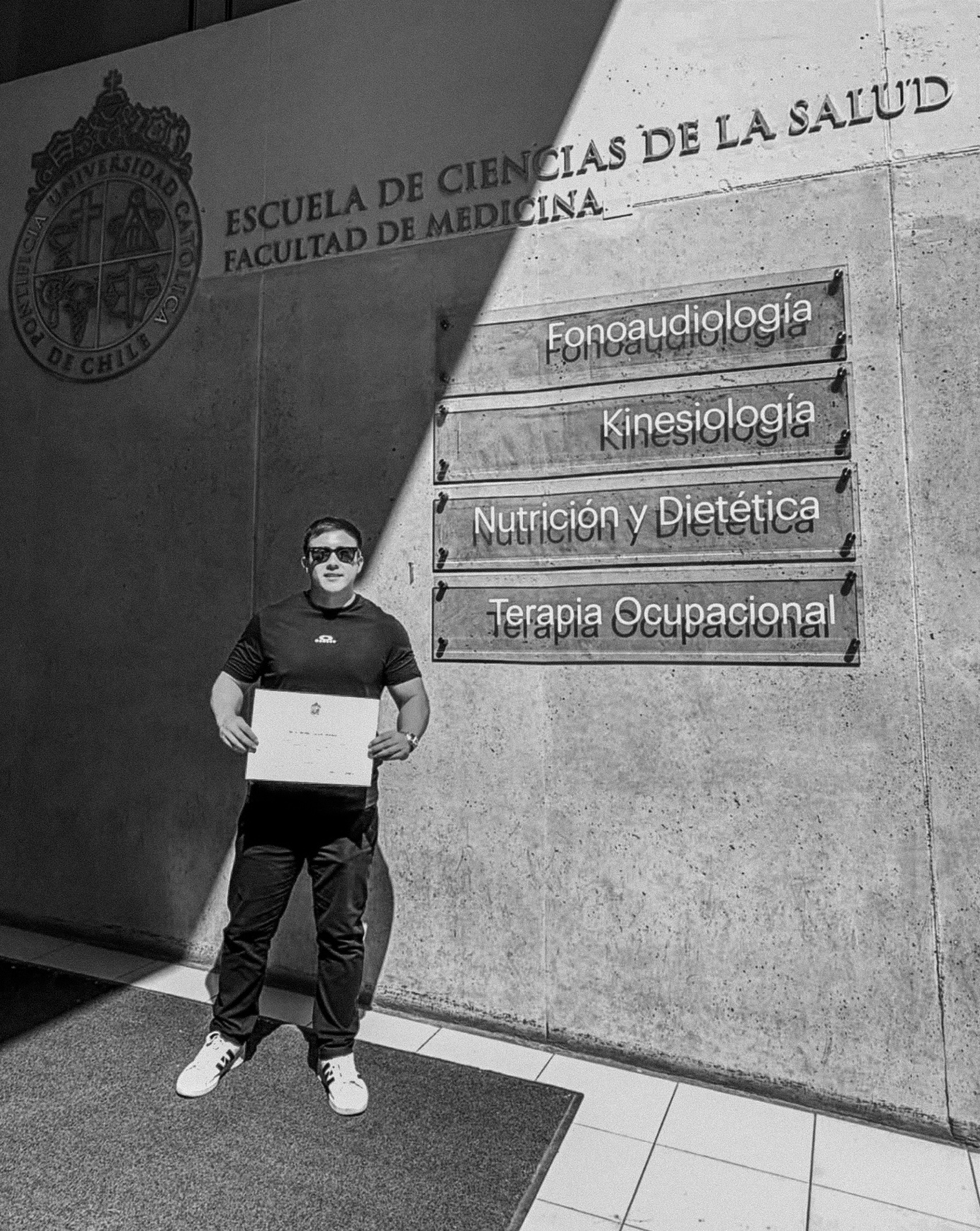 Mario Catalán con su diploma de la Pontificia Universidad Católica de Chile