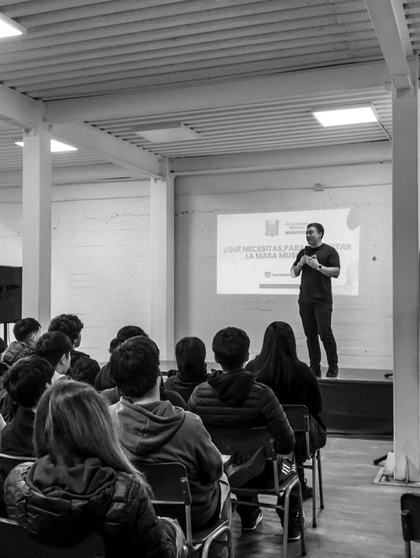 Mario dictando charla sobre masa muscular