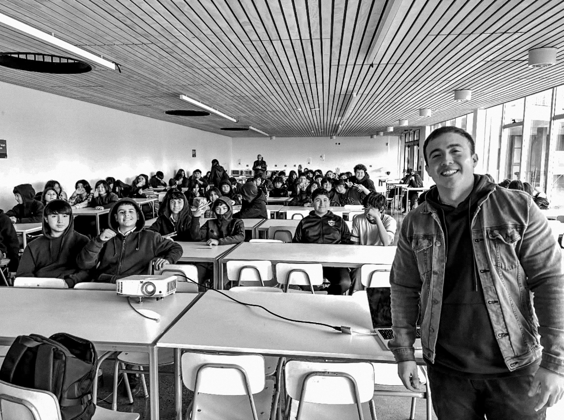 Mario impartiendo charla educativa en colegio